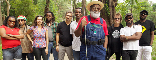 Playing for change se apresenta em Ilhabela