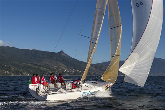 Loyal em ação. Disputa acirrada na C30. Campeões. Foto: Rolex/Carlo Borlenghi Veleiro Loyal campeao em Ilhabela