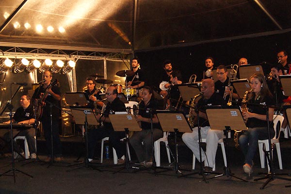 A OPI (Orquestra Popular de Ilhabela) é uma banda composta por uma divisão de instrumentos perplexos como: Saxofone, Trompetes, Trombones, Violão, Guitarra, Teclado, Contra Baixo, Percussão, Bateria e Clarinete. Orquestra de Ilhabela