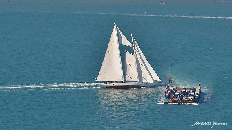 atrevida-semana-de-vela-de-ilhabela-marco-yamin-05 Atrevida e a balsa de Ilhabela (foto: Marco Yamin)