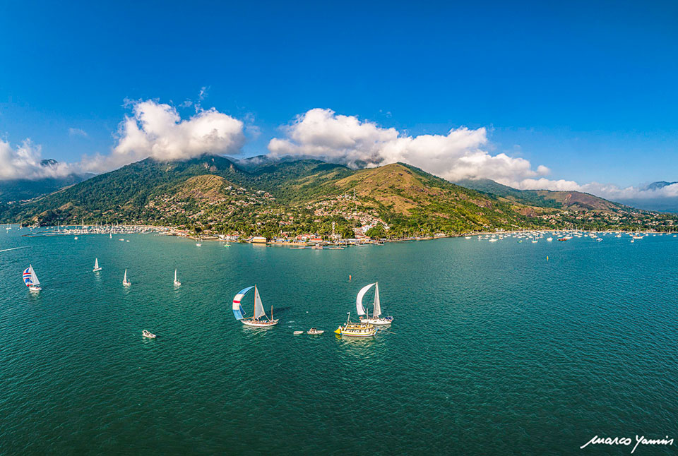 imagem-aerea-ilhabela-veleiros-marco-yamin-2023 Imagem aérea de Ilhabela por Marco Yamin com veleiros ao mar
