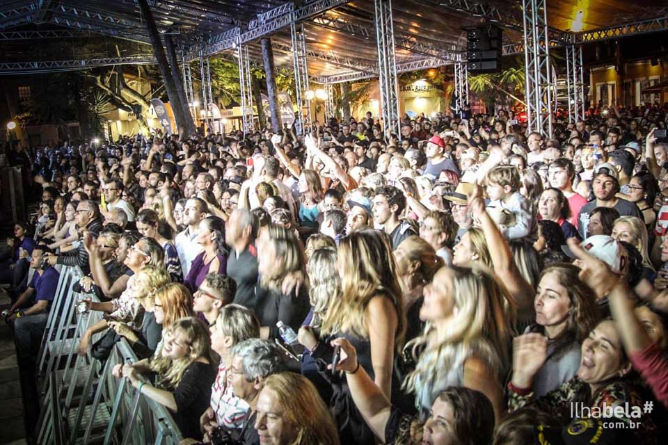 publico-race-village-2017-ilhabelacombr Público lotou o Race Village pra ver o show do Jota Quest em 2017 (Foto: Ilhabela.com.br)