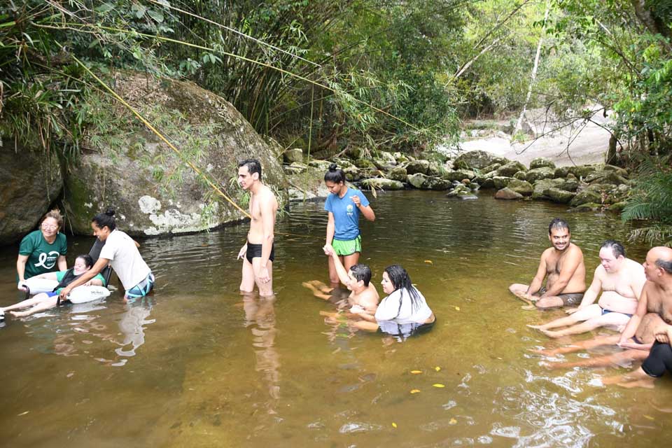 alunos-apae-visitam-cachoeira-acessivel-em-ilhabela-02 Alunos da APAE Ilhabela visitam cachoeira acessível no Parque das Cachoeiras