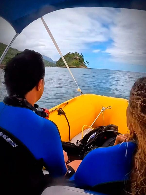 barco-ilhabela-mergulho-na-ilha-das-cabras-ilhados-ilhabelacombr Bote Ilhados leva da Marina Porto até a Ilha das Cabras em para mergulho em Ilhabela