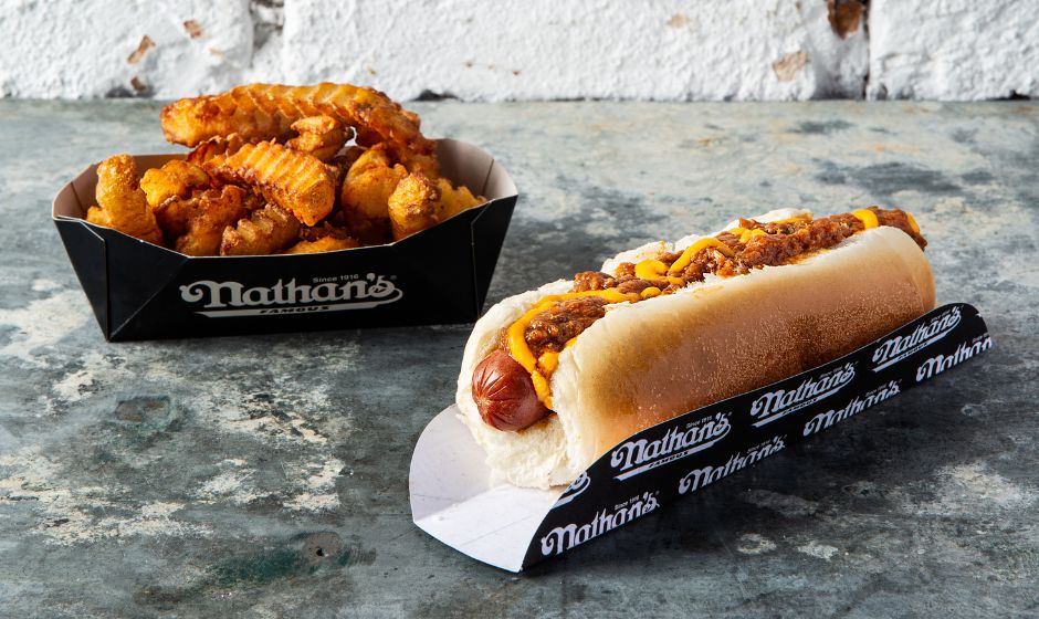 Nathan's Famous - Franquia de Hot Dogs de Nova York chegou em Ilhabela - Piso superior do Shopping Mares Ilha Mall - Cachorro quente Ilhabela