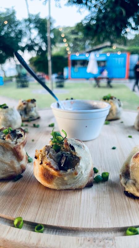 dona-bica-garage-cerveja-artesanal-porcoes-pizza-artesanal-orla45-frente-ao-mar-em-ilhabela Dona Bica Garage: cerveja Artesanal, drinks, burger, porções e pizza em frente ao mar no Perequê (Foto: rolinhos de pizza da Orla 45)