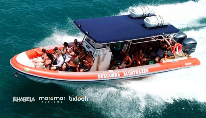 Superboat da Maremar turismo leva turistas com conforto e segurança para praias de Castelhanos e Bonete em Ilhabela