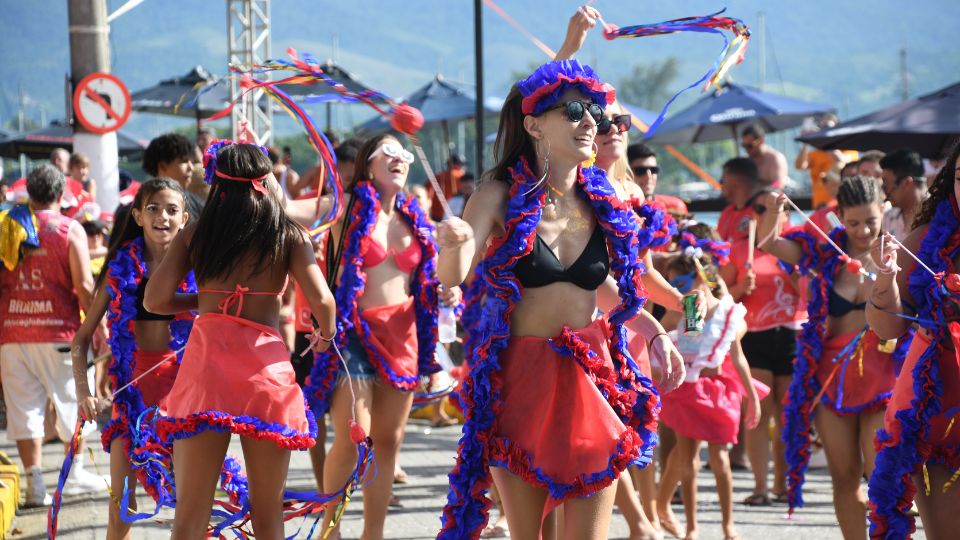 Feriadão de Carnaval em Ilhabela terá shows no Galera, matinês para crianças e Banho da Dorotéia em quatro praias da cidade