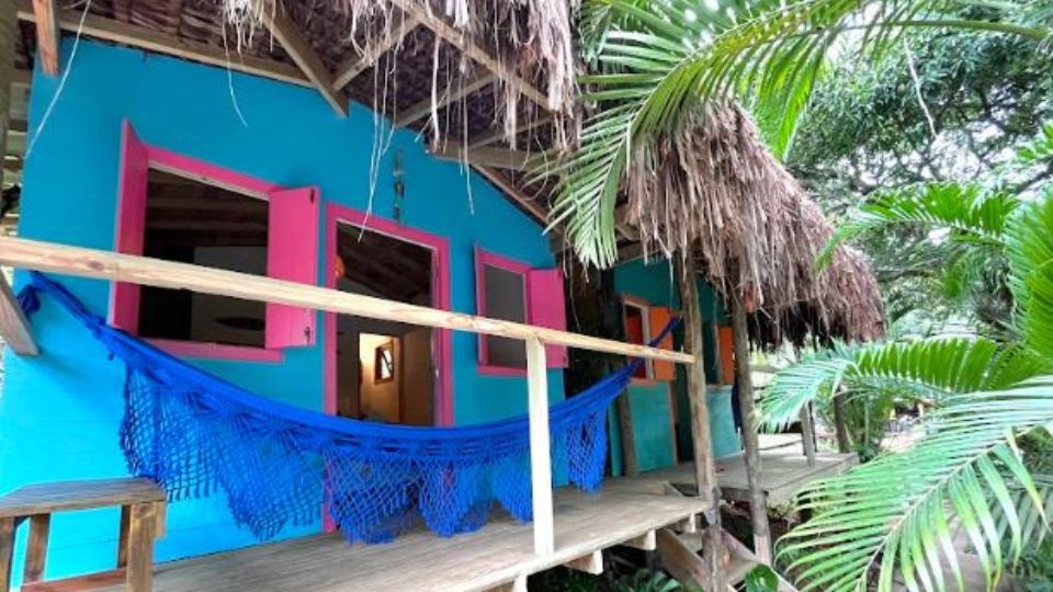 Entrada das casinhas caiçaras, nova acomodação no Hostel da Vila Ilhabela