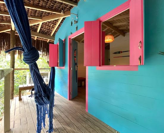 Entrada das casinhas caiçaras, nova acomodação no Hostel da Vila Ilhabela