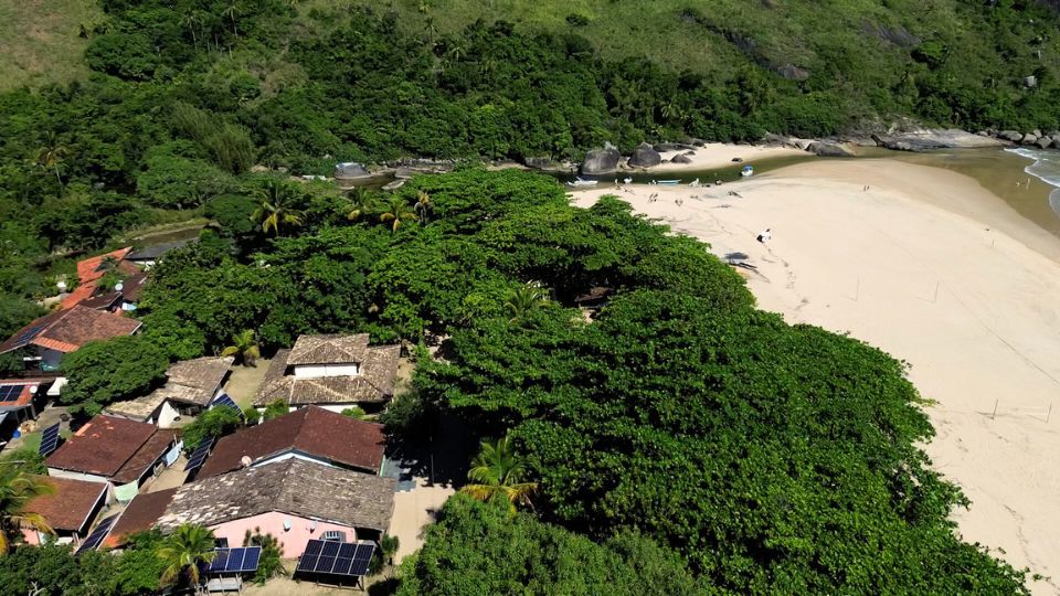 Rio Nema, no canto da Praia do Bonete, é entrada e saída para barqueiros que vivem da pesca artesanal na Comunidade Tradicional Caiçara no Bonete
